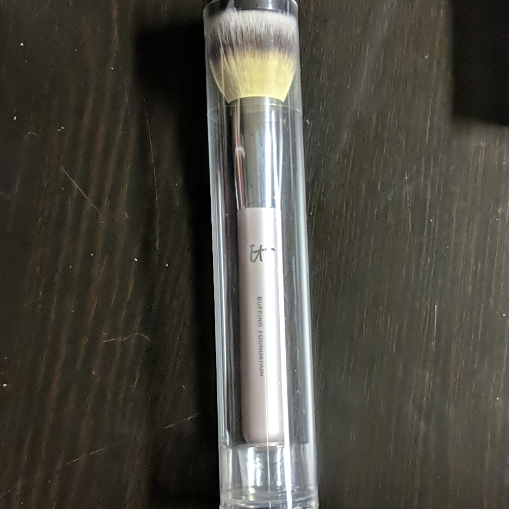 NEW!  IT Cosmetics Buffing Foundation Brush
